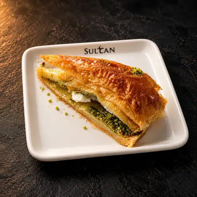 Baklava à la pistache avec de la glace chez La Table du Sultan restaurant à plan de campagne