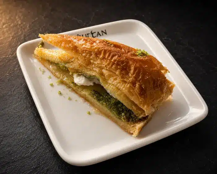 Dessert Baklava a la galace dans votre restaurant a plan de campagne La table du sultan