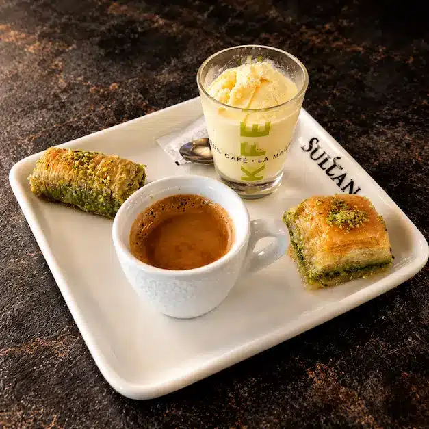 Dessert café gourmand dans le restaurant la table du sultan à plan de campagne