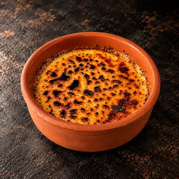 Dessert Crème brulée dans le restaurant La Table Du Sultan à Plan de Campagne 