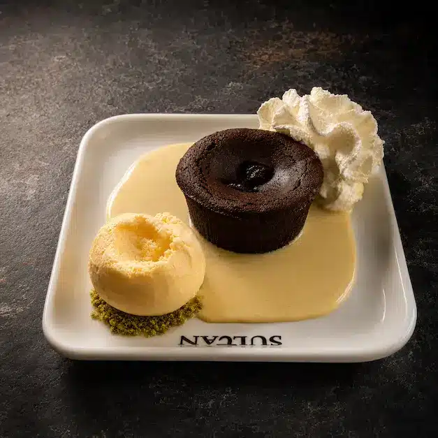 Dessert fondant au chocolat dans le restaurant La table du Sultan à plan de campagne 